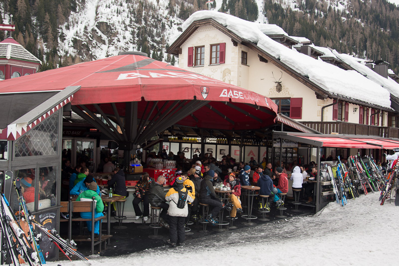 Comer e beber é uma importante parte de esquiar nos Alpes… Normalmente mais da segunda opção. Foto: Ricardo Feres ©