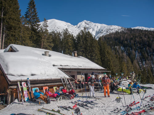 No começo da tarde os esquiadores param para comer e beber algo e, depois, se aquecer no sol relaxando em espreguiçadeiras. Foto: Ricardo Feres ©