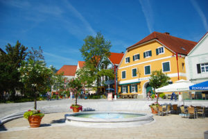 Praça principal (Hauptplatz) em Frohnleiten, Estiría, Austria
