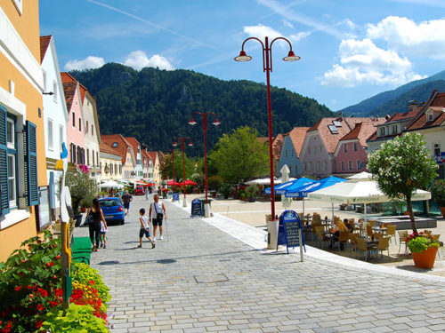 Praça principal (Hauptplatz) em Frohnleiten, Estiría, Austria