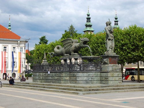 A praça principal e o monumento Lindwurm na cidade antiga de Klagenfurt. Foto: Arnold Weisz ©