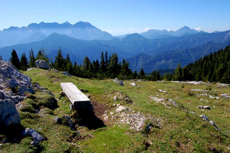 Vistas desde Montanha Hochobir (2139 m), no estado da Caríntia, Áustria