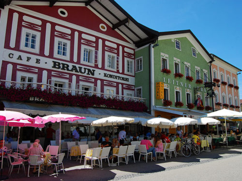 A animada praça principal da cidade de Mondsee oferece muitos cafés e restaurantes. Foto: Arnold Weisz ©