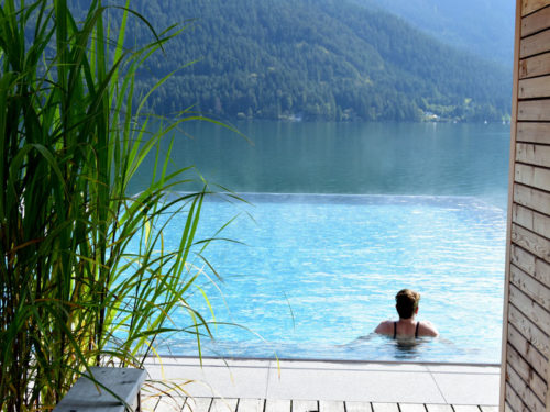 Para aqueles que acreditam que uma temperatura da água de 20-22°C no lago de Achensee no estado de Tirol é muito fria, você sempre pode optar e aproveitar a piscina aquecida do hotel Enters am See de frente para o lago. Foto: Arnold Weisz ©