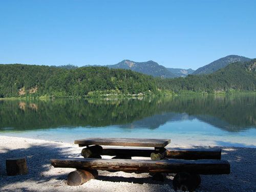 Ao longo da trilha, ao redor do lago, você pode encontrar várias áreas de piquenique agradáveis. Foto: Arnold Weisz ©