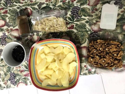 Ingredientes do Recheio – Maçã, Canela, Açúcar, Uva passa, Amêndoas e Nozes. Foto: Ana Lucia Marcos ©