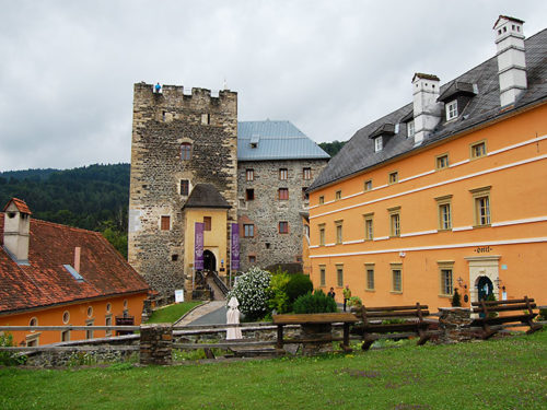 O castelo visto do pequeno jardim junto à torre redonda, o restaurante à esquerda, o museu ao meio e o hotel à direita. Foto: Ana Lúcia Marcos ©