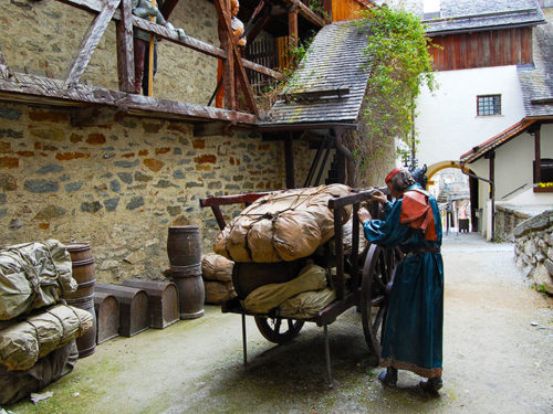 Um comerciante está se preparando para deixar o castelo e viajar para o próximo mercado. Foto: Arnold Weisz ©