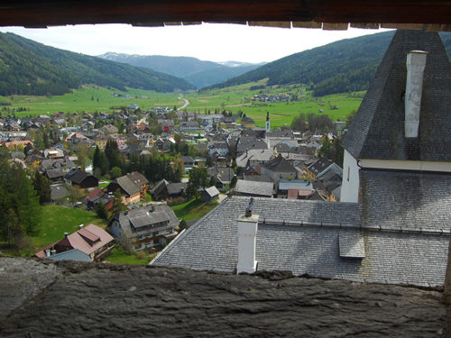 Vista da torre do castelo da pitoresca vila Mauterndorf. Foto: Arnold Weisz ©