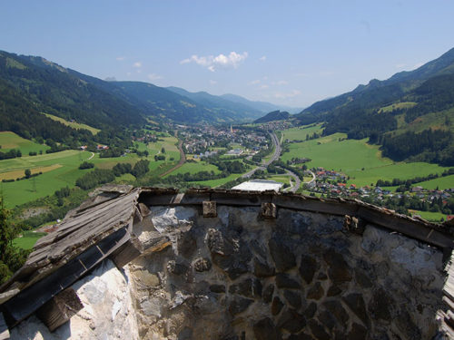Vista da cidade de Rottenmann estando no pátio externo no extremo sul do castelo. Foto: Arnold Weisz ©