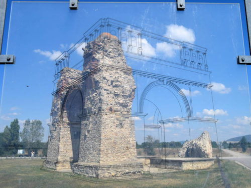 A placa de vidro com o relevo do arco triunfal de Heidentor (Portão dos Pagãos) ajuda a ver como era essa magnífica estrutura. Foto: Arnold Weisz ©