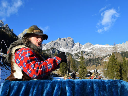 Quentes e aconchegantes sob cobertores grossos, desfrutamos de algumas tradicionais musicas alpinas cantadas pelo nosso condutor George. Foto: Arnold Weisz ©