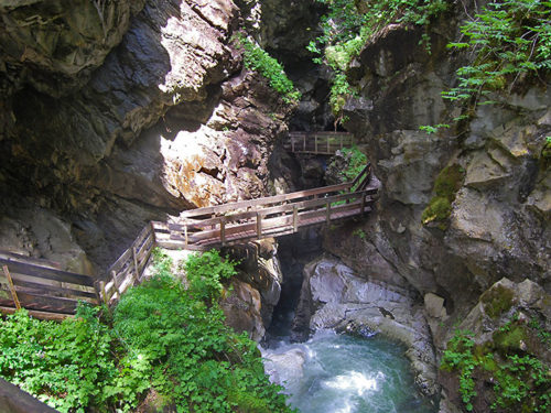A cachoeira em Gilfenklamm ruge alto quando desce pelo estreito desfiladeiro. Foto: Arnold Weisz ©