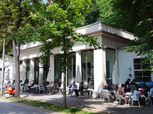 Graz está cheia de cafés de diferentes formas e formatos. O Café Promenade em Erzherzog Johann Allee é ótimo para relaxar depois de caminhar no Stadtpark. Foto: Arnold Weisz ©