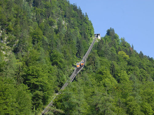 O funicular leva você para o topo da montalha e a entrada da mina de sal. Foto: Ana Lucia Marcos ©