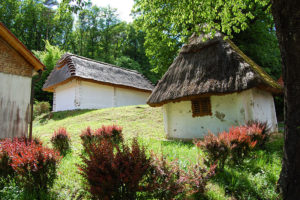 A vila Heiligenbrunn parece mais uma aldeia da África do que uma região vinícola na Áustria, com suas pequenas casas brancas com telhados de palha. Foto: Arnold Weisz ©