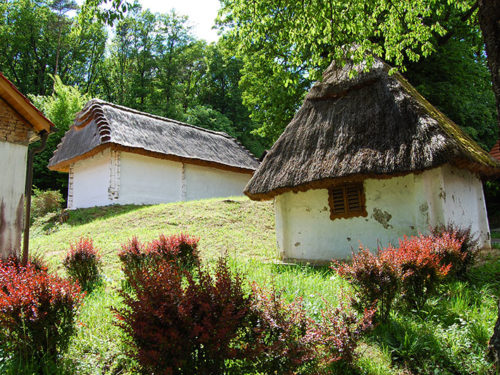 A vila Heiligenbrunn parece mais uma aldeia da África do que uma região vinícola na Áustria, com suas pequenas casas brancas com telhados de palha. Foto: Arnold Weisz ©