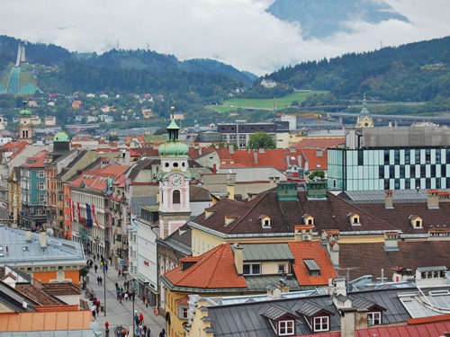 Da torre da cidade você tem uma excelente vista de Innsbruck e seus arredores. No fundo a pista de saltos Bergisel skijump. Foto: Arnold Weisz