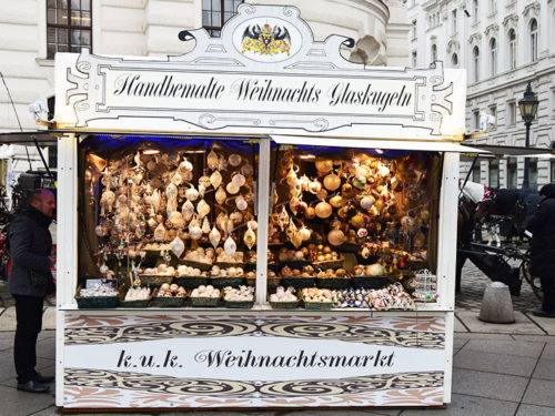 Um mercado de Natal pequeno, mas elegante, fora do Hofburg, em Viena. Foto: Arnold Weisz ©