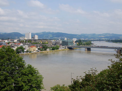 Estando em Schlossberg e olhando para a cidade você vê as pontes que cruzam o Danúbio e a cidade de Linz. Foto: Arnold Weiz