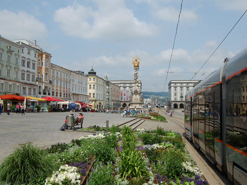 A Hauptplatz (praça principal) não é apenas um local para se divertir, mas é também o centro de transporte da cidade. Foto: Arnold Weisz ©