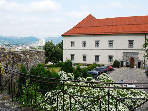 Schlossberg (Castelo da Montalha) não apenas abriga museus e restaurantes, mas também é cercado por jardins agradáveis. Foto: Arnold Weisz ©