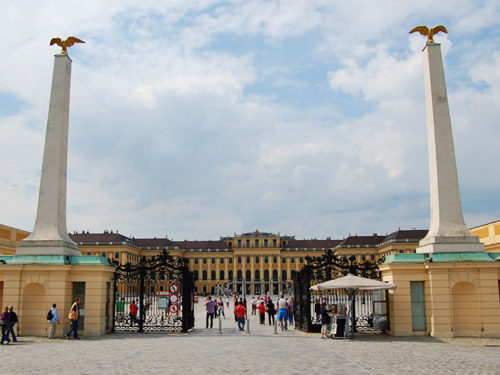 Já no portão da frente, o Palácio de Schönbrunn começa a impressionar. Foto: Ana Lucia Marcos ©