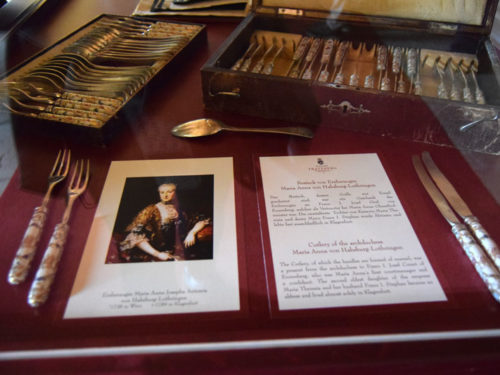 Por todo o museu, painéis de exibição mostram os utensílios utilizados. Neste os talheres de prata da nobreza. Foto: Arnold Weisz ©