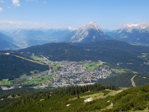 Seefeld está situado a uma altitude de 1180 metros em um planalto de montanha. Innsbruck está localizada a 27 km abaixo do Inntal. Foto: Arnold Weisz ©