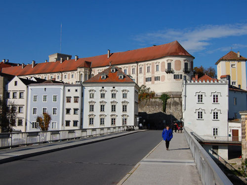 A ponte sobre Enns, onde o rio deságua em Steyr, leva diretamente à cidade velha e ao Palácio Lamberg. Foto: Ana Lucia Marcos ©