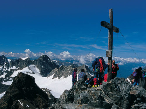 Montanha Piz Buin 3312 m. Não é para qualquer um, mas ainda é uma caminhada popular para alpinistas experientes. Olha essa vista!! Foto: Herbert Flatz / Vorarlberg Tourismus ©