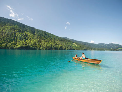 Apenas barcos elétricos ou a remo são permitidos (além das duas balsas) no lago mais limpo da Áustria. Foto: Edward Gröger – Kärnten Werbung ©