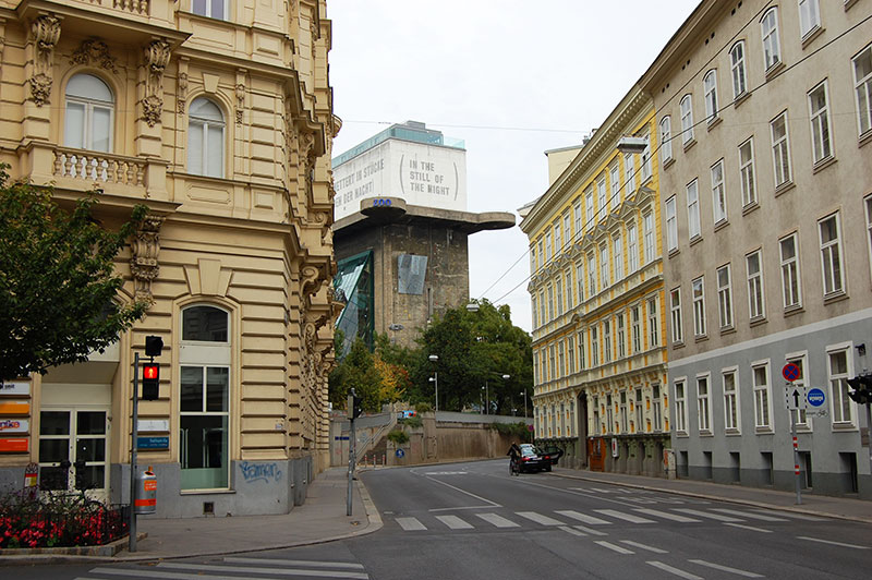 Você não pode perder! A torre de concreto desajeitada se destaca entre os elegantes edifícios de Viena. Foto: Arnold Weisz ©