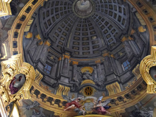 Você ficará sem palavras diante dos incríveis afrescos no teto da igreja jesuíta. Foto: Ana Lucia Marcos ©