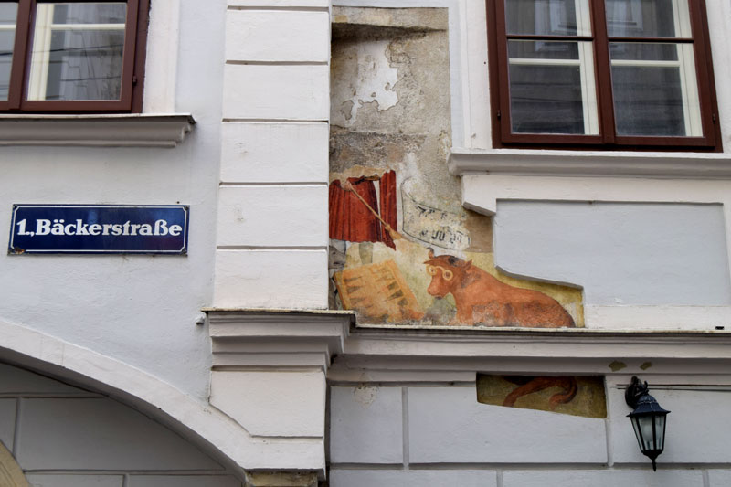 Mural com um Lobo e Vaca jogando Gamão – Viena