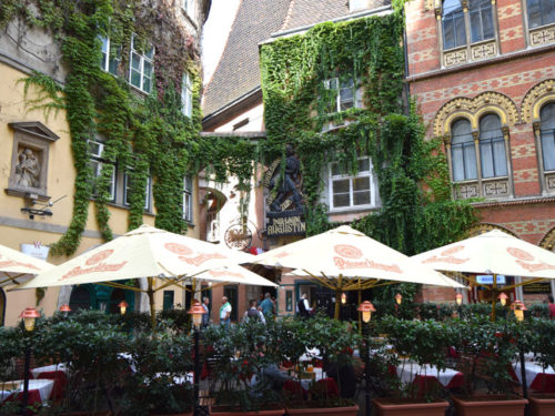 Escondido atrás de uma área para sentar e relaxar ao ar livre, a entrada do restaurante mais antigo de Viena, Griechenbeisl. Foto: Ana Lucia Marcos ©