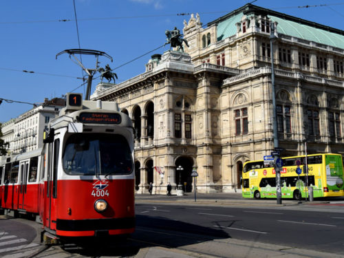 Fazer turismo em Viena é fácil. Seja por transporte público ou ônibus turísticos particulares. Foto: Ana Lúcia Marcos ©